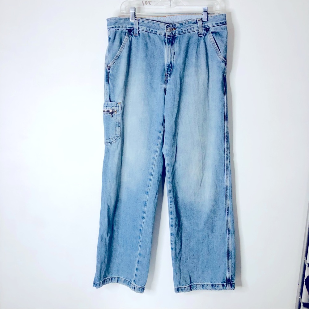 Vintage 2004 Levi’s loose fit light wash jeans. Size 12 MIS M. D3